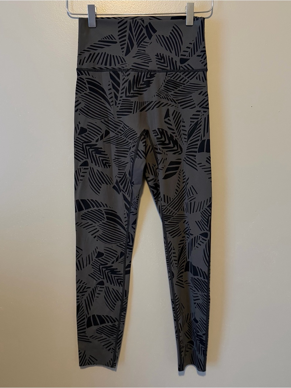 Aerie Chill Play Move High-Waisted Leggings dark gray and black tropical leaf M